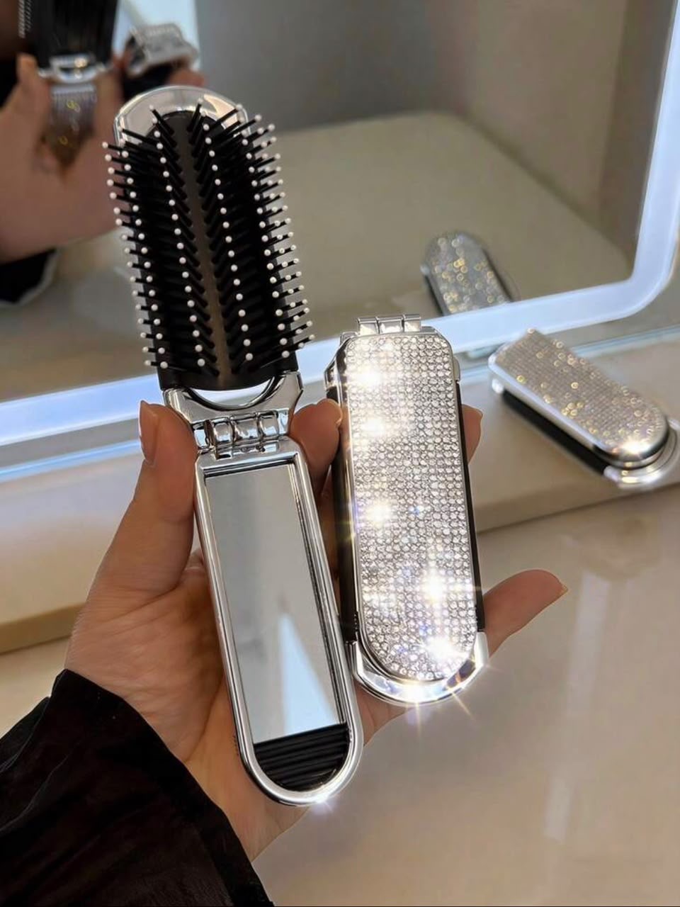 Brosse à cheveux pilable avec miroir intégré